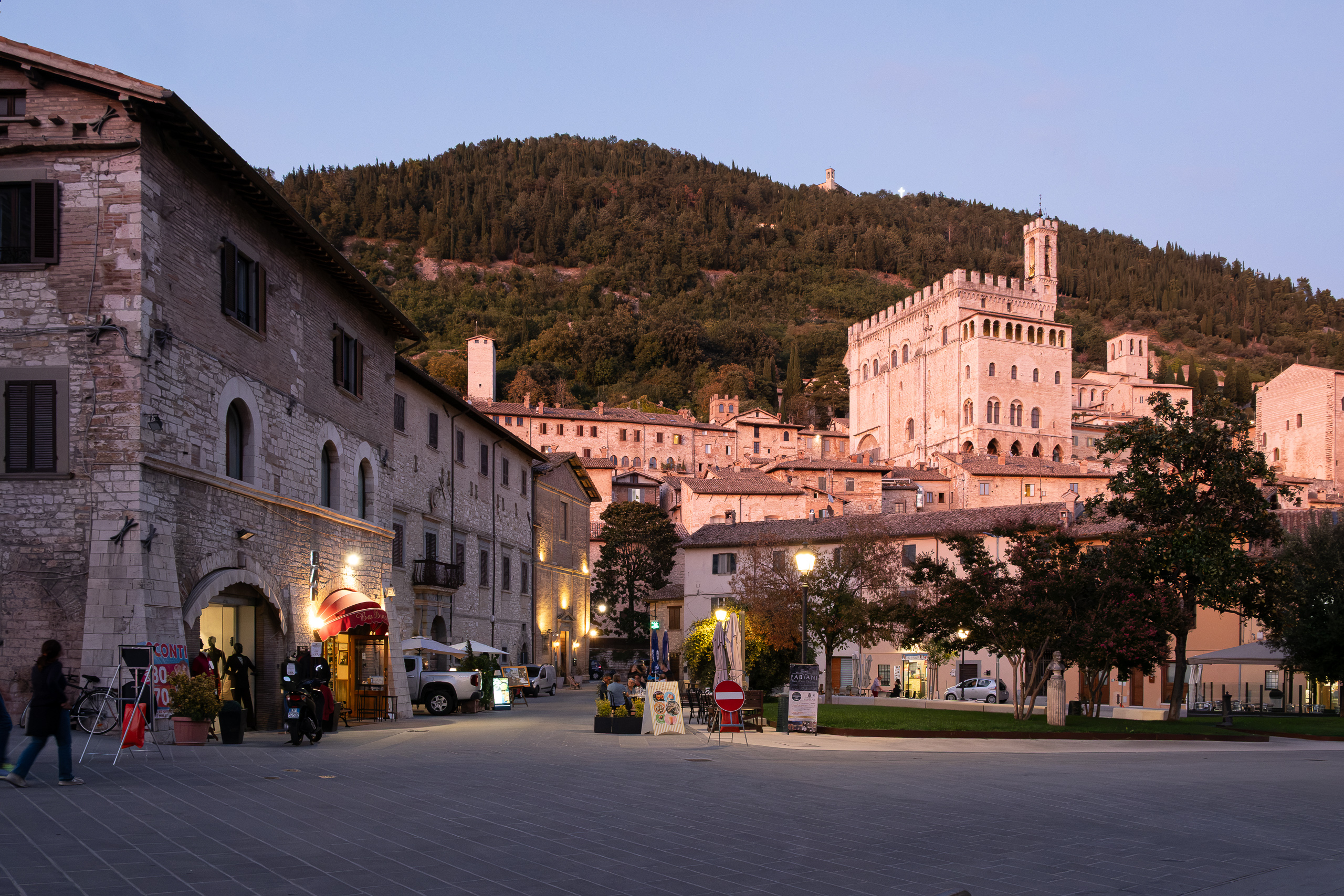 Abendstimmung an der Piazza 40 Martiri – oben der Palazzo dei Consoli